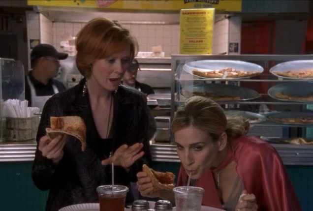 Miranda e Carrie se jogam nas pizzas do Two Boots.