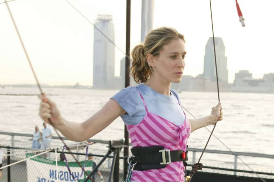 Carrie pensativa antes de se jogar nas aulas da Trapeze School of New York.