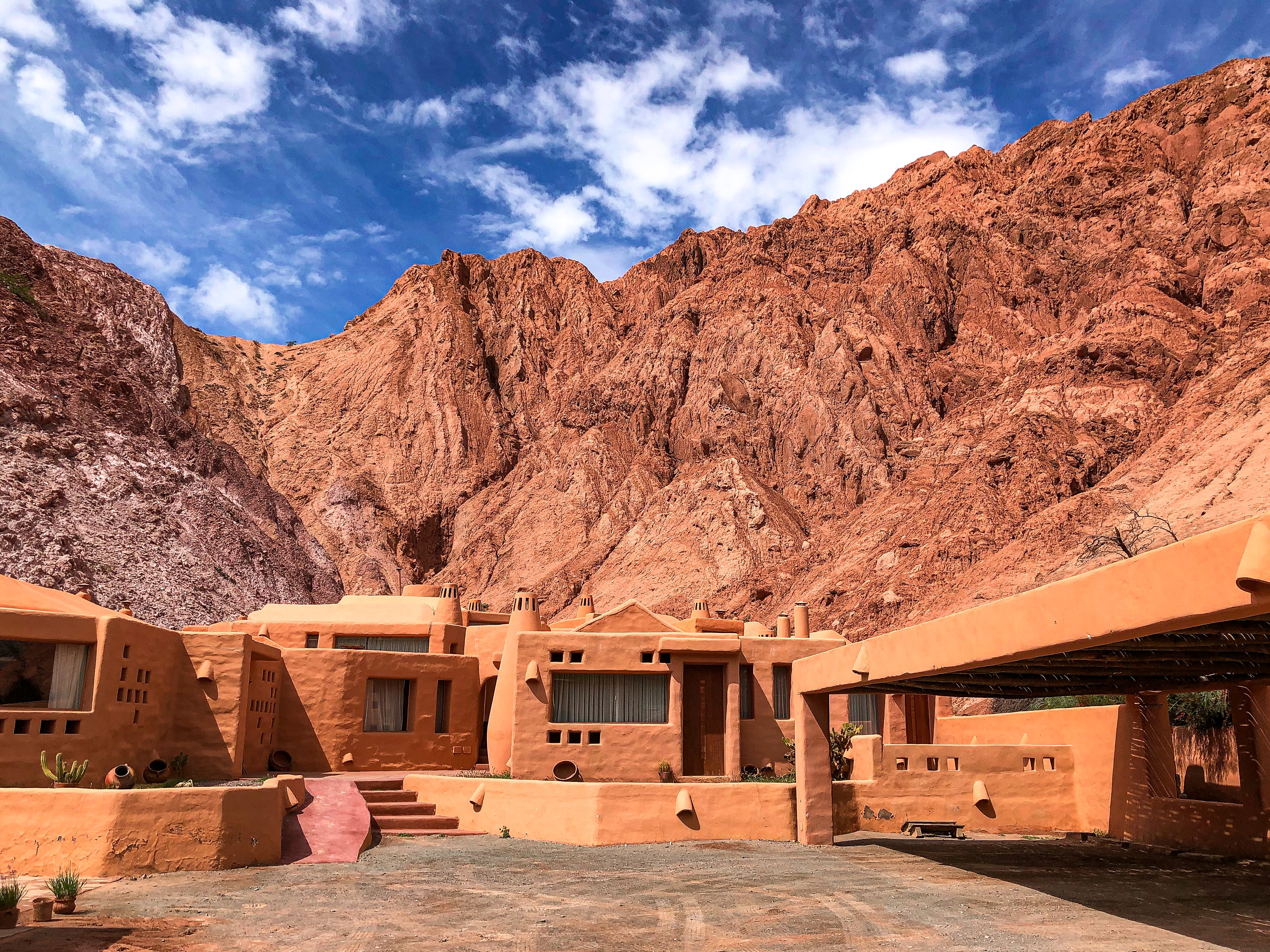 É possível ver casas construídas diretamente nas montanhas em Purmamarca, na Argentina.