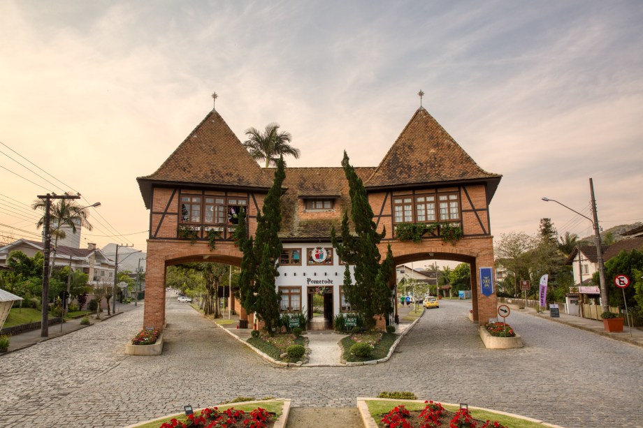 O Portal Turístico Sul de Pomerode recebe os visitantes que chegam de Blumenau.