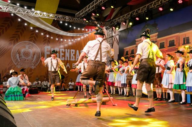 Além das cervejas, a Oktoberfest de Blumenau tem apresentações e competições típicas.