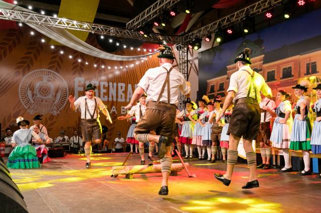 Além das cervejas, a Oktoberfest de Blumenau tem apresentações e competições típicas. Além das cervejas, a Oktoberfest de Blumenau tem apresentações e competições típicas.