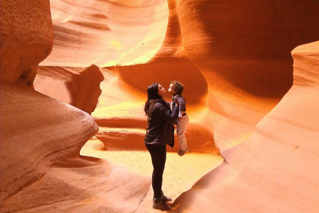 Mãe e filho brincando no Antelope Canyon