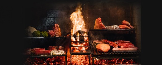 As carnes são assadas na parrilla, à vista dos clientes.