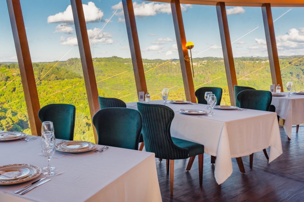 Restaurante giratório com vista para o Pico do Jaraguá, Campo de Marte e  Serra do Mar é atração imperdível na Zona Norte; conheça!