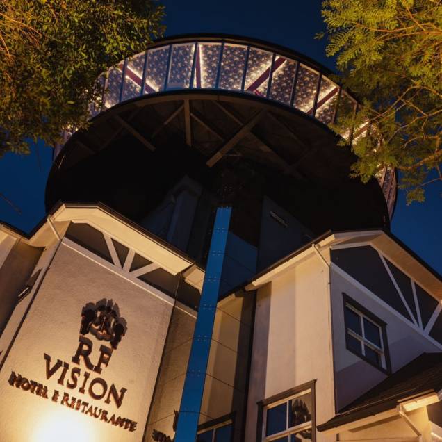 A trinta metros de altura, o restaurante giratório de Gramado faz parte do hotel RF Vision. A trinta metros de altura, o restaurante giratório de Gramado faz parte do hotel RF Vision.