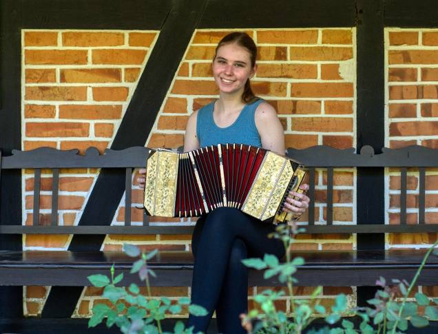 Júlia Beatriz toca o bandoneón para os visitantes da Casa Siewert. Júlia Beatriz toca o bandoneón para os visitantes da Casa Siewert.