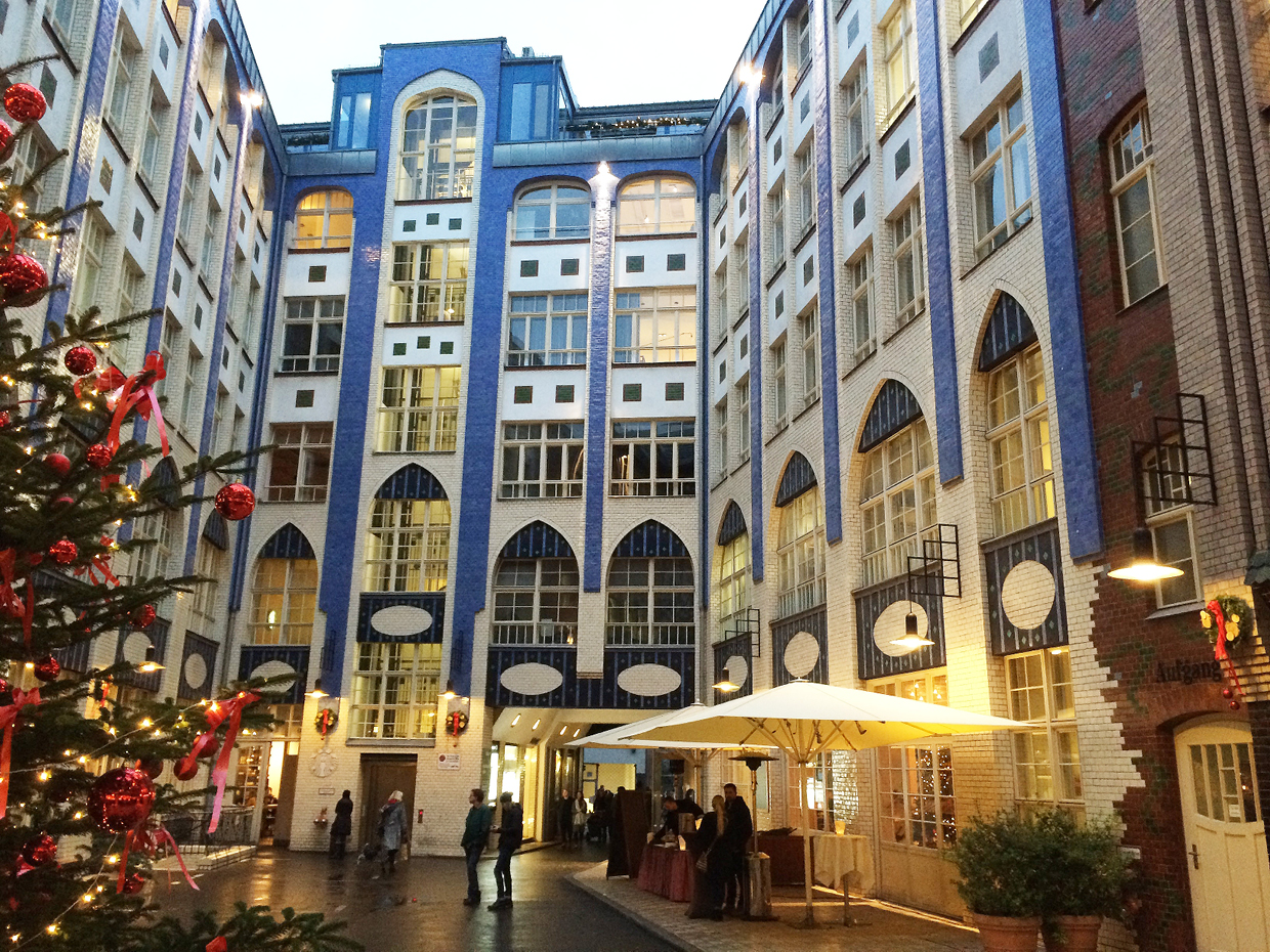 FotosColuna3 Hackescher Höfe em Berlim. Arquitetura em tons de branco e azul e enfeites natalinos