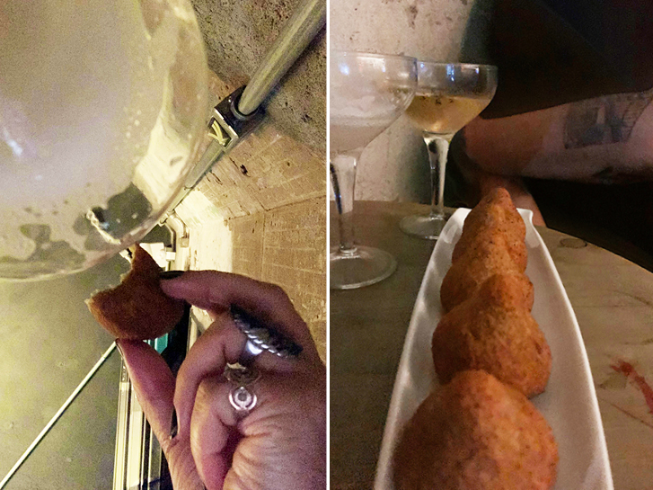 Dupla de fotos: Coxinha mordida em primeiro plano, teto do bar ao fundo. A segunda foto mostra uma fileira de coxinhas num prato longo, branco