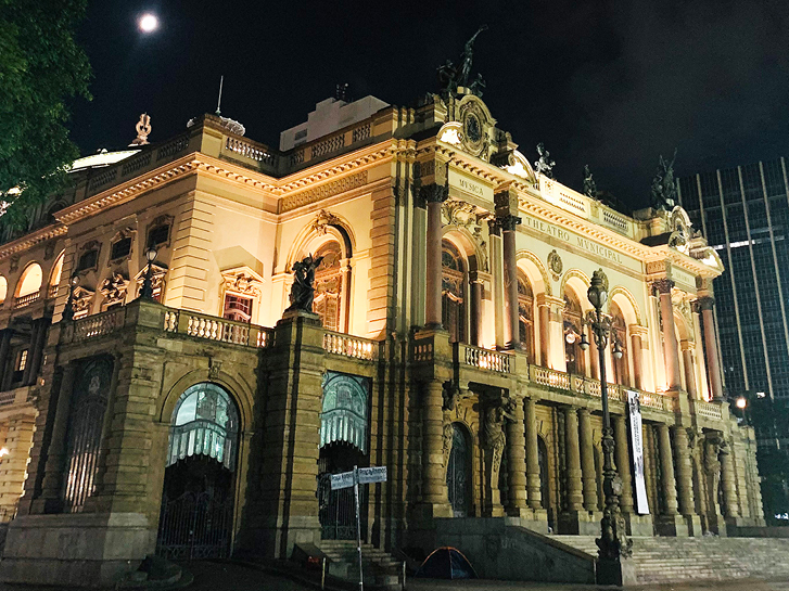 Teatro Municipal, iluminado na noite paulistana.