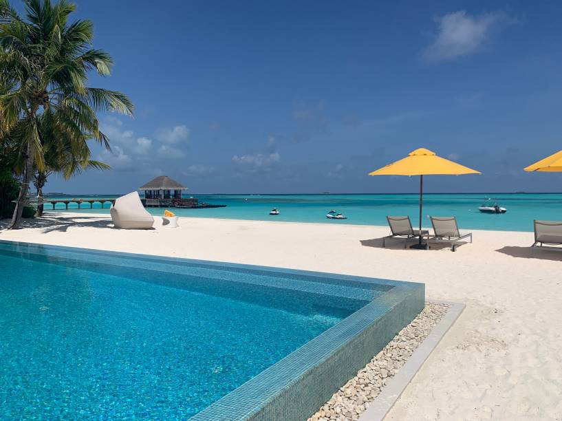 Piscina do restaurante Epicure, na praia perfeita do Niyama Piscina do restaurante Epicure, na praia perfeita do Niyama