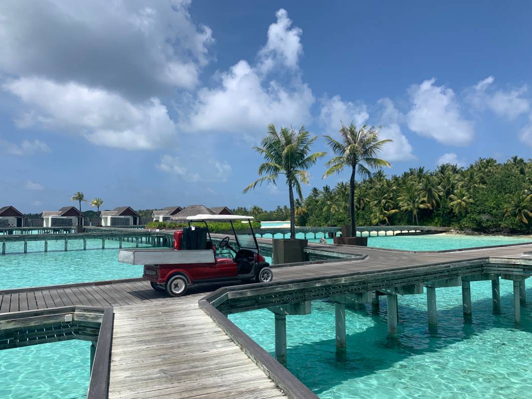 Carrinho de golfe: o transporte oficial nos resorts de luxo das Maldivas
