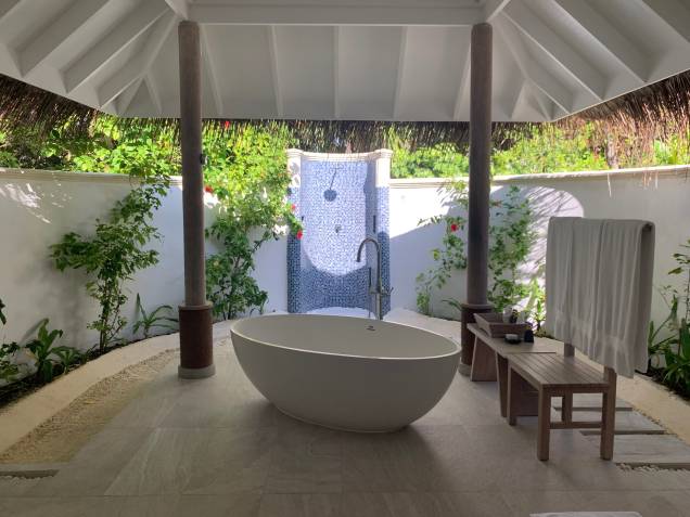 Banheiro ao ar livre em uma beach villa novinha do Anantara Dhigu