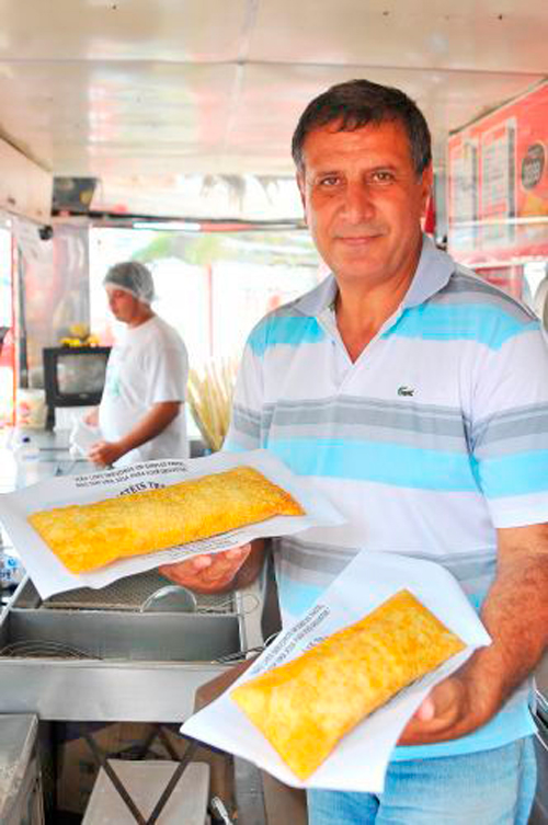 Criador e criaturas: Donizete e seus pastéis gigantes