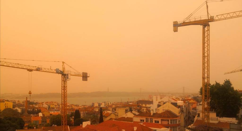 A cidade de Lisboa com o céu completamente amarelo