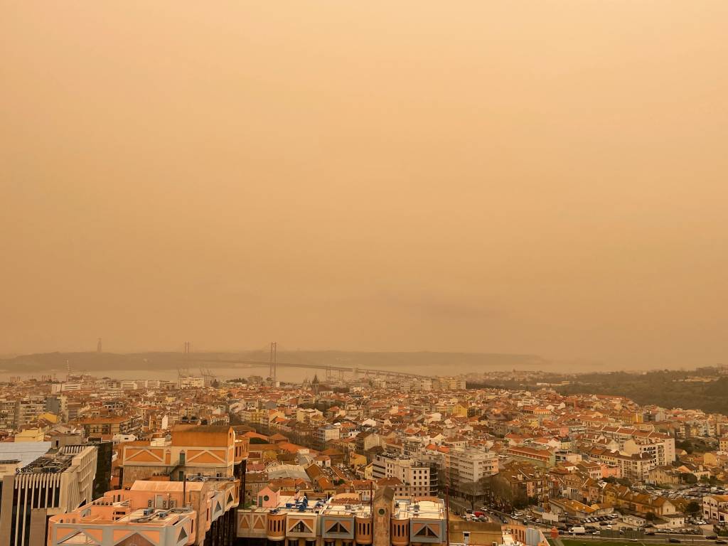 A cidade de Lisboa com o céu completamente amarelo