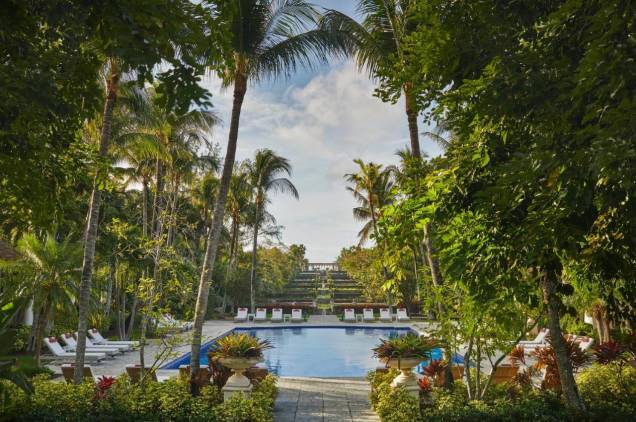 No Four Seasons, a piscina e o jardim dividido em terraços,  de inspiração balinesa e francesa