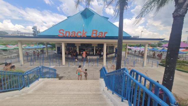 Snack Bar é a maior lanchonete do Wet'n Wild. É ali que são vendidos os lanches na hora do almoço. Crédito: