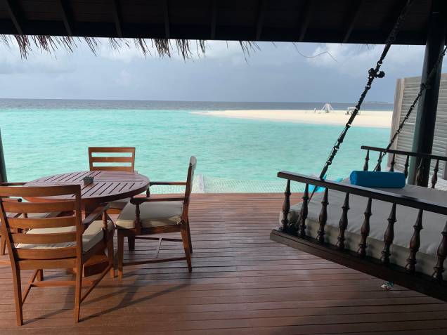 No terraço, dá pra exercitar o dolce far niente tanto no balanço tipicamente maldiviano como nas redinhas suspensas sobre o mar