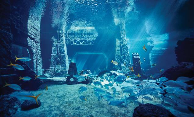 Os gigantescos tanques d'água imaginam como seriam as ruínas do reino de Atlântida.