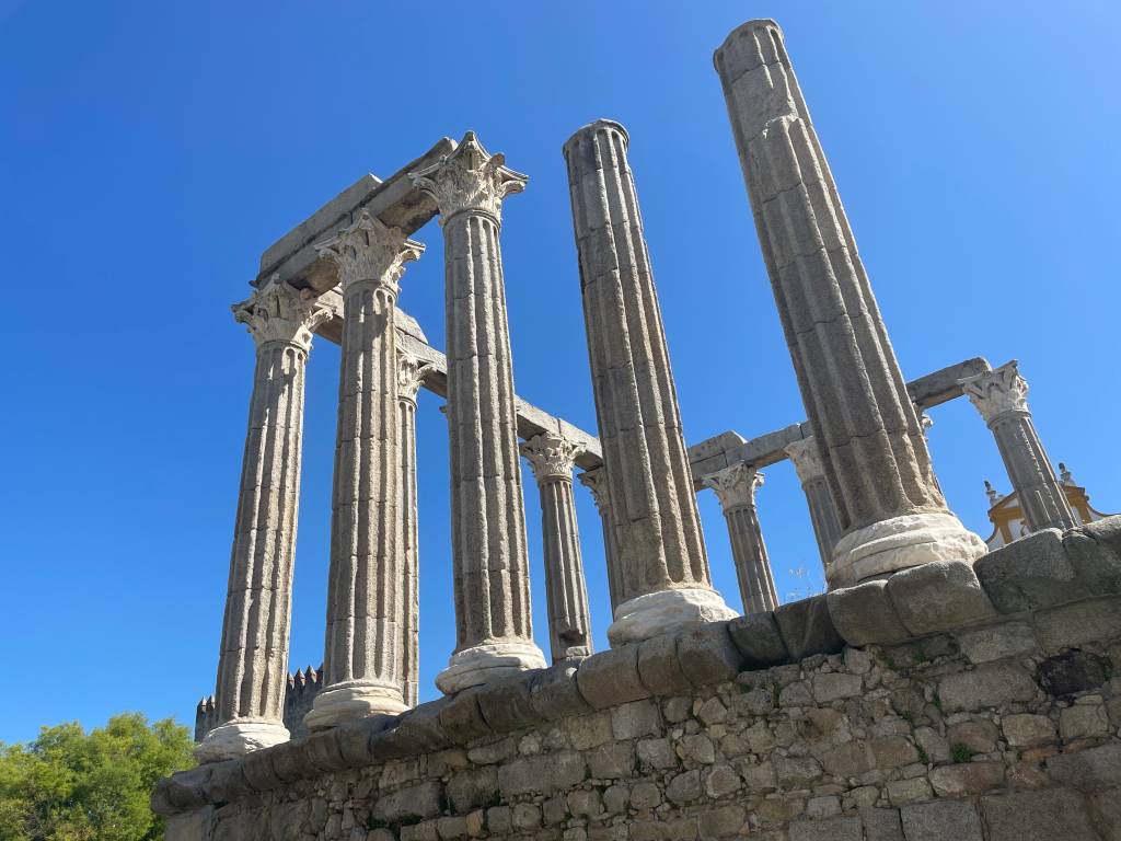 Ruínas de um templo de origem romana, com colunas verticais em pedra