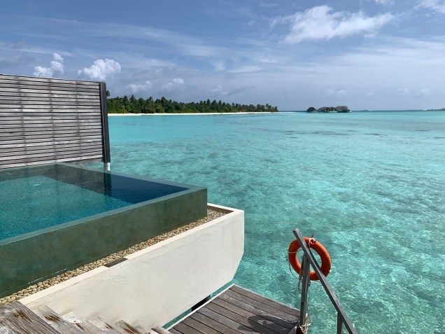 Piscina da vila: na frente do bangalô, o mar é rasinho e calmo