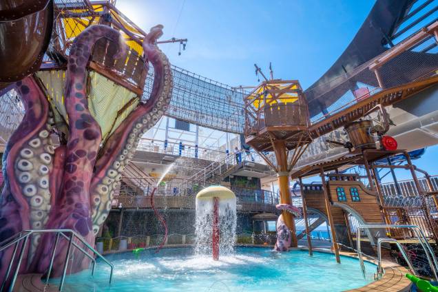 Decorado à la navio pirata, o Aquapark é a principal atração para as crianças na área aberta do navio.