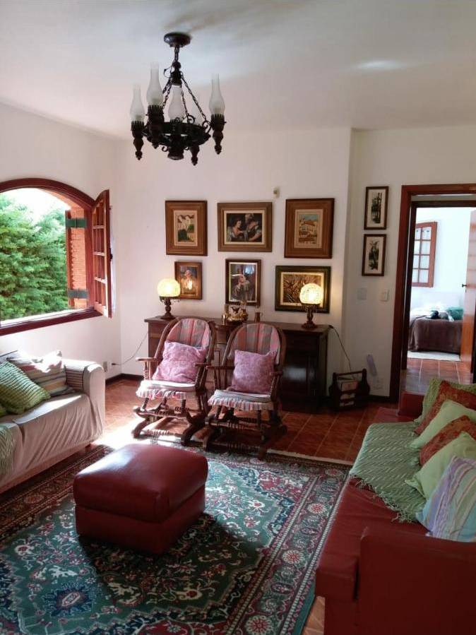 A Casa das Glicínias comporta até nove pessoas confortavelmente, recebendo famílias e grupos de amigos.