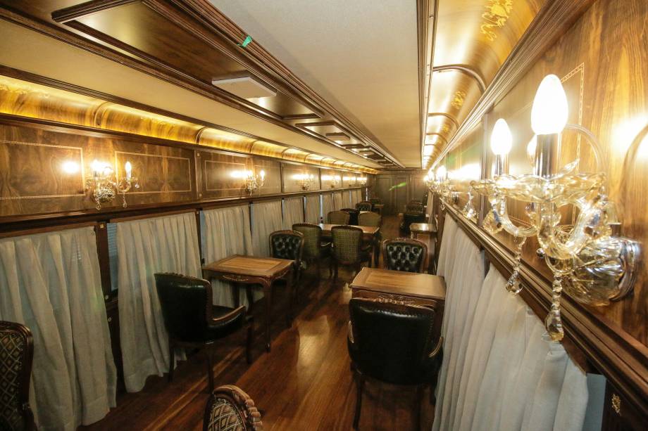 Também inspirado nos anos 1930, o vagão Imperial é um dos vagões de luxo da Serra Verde Express.