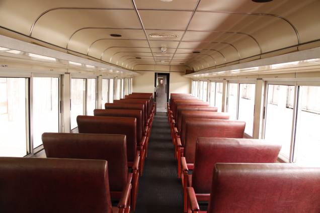 Na categoria Turística, as poltronas são para duas pessoas; as grandes janelas podem ser abertas e, se o trem estiver parado, é possível tirar ótimas fotos para fora do vagão.