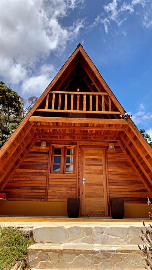 Na onda das casas triangulares, o Chalé do Portal é totalmente feito em madeira.