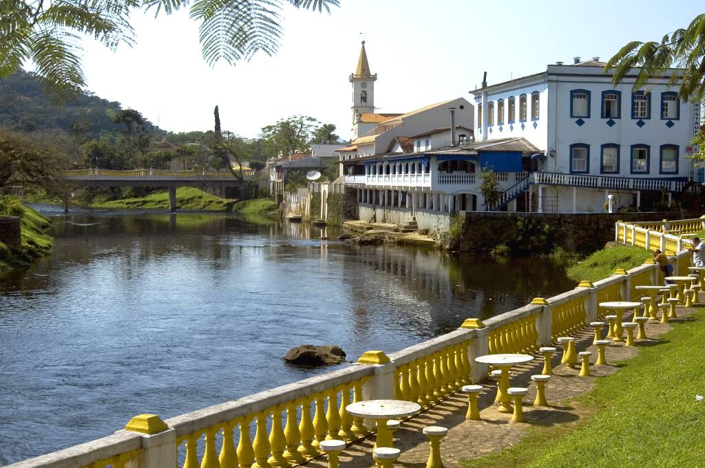 A imagem mostra uma construção histórica ao lado de um rio.