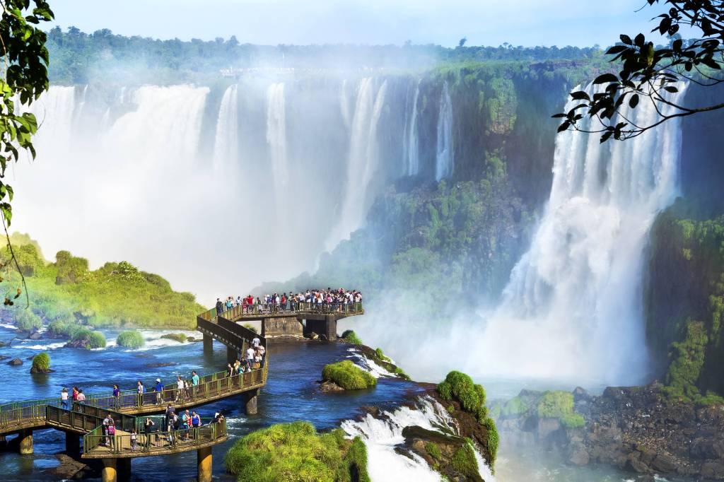 A imagem mostra uma plataforma que leva até as cataratas de Foz do Iguaçu