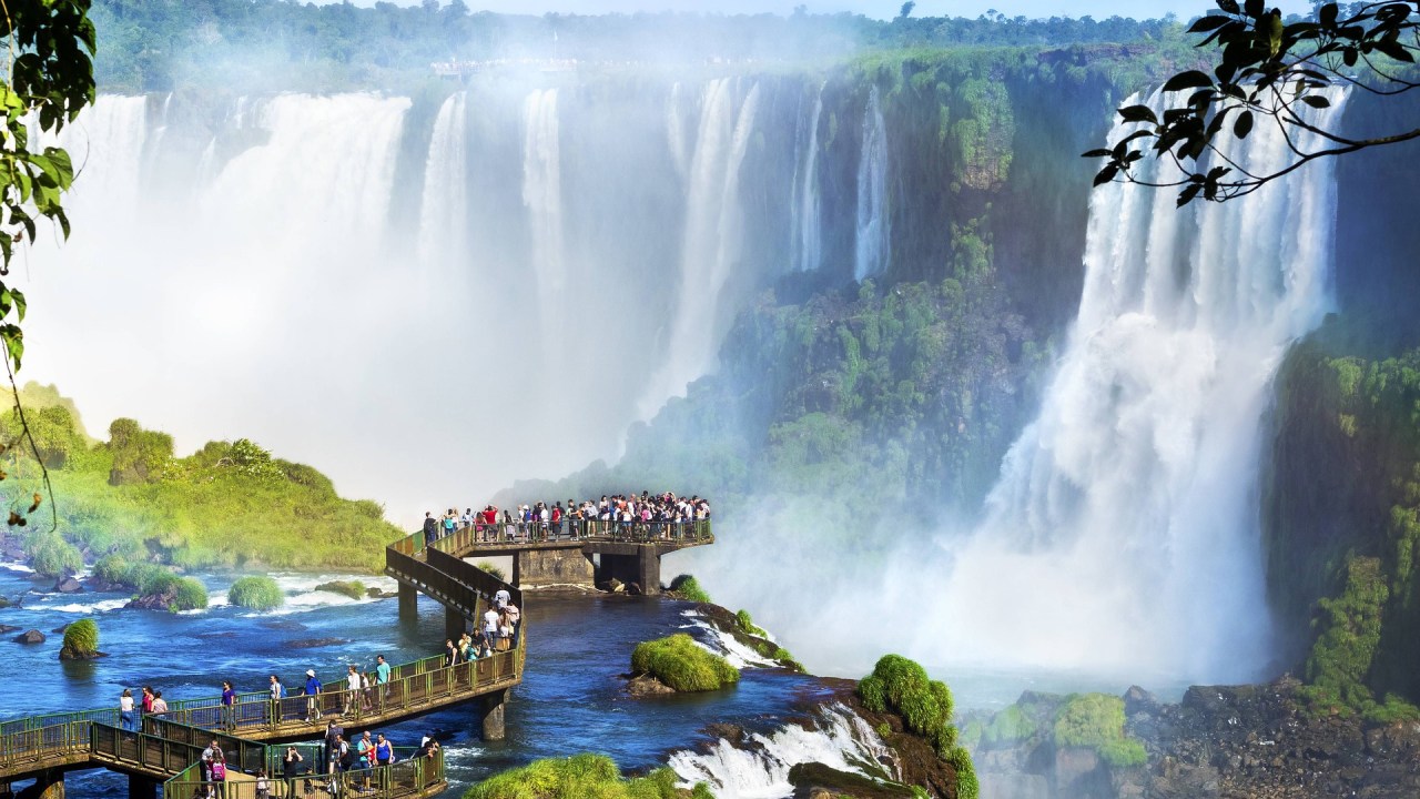 A imagem mostra uma plataforma que leva até as cataratas de Foz do Iguaçu