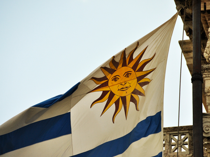 Bandeira do Uruguai flamulando.