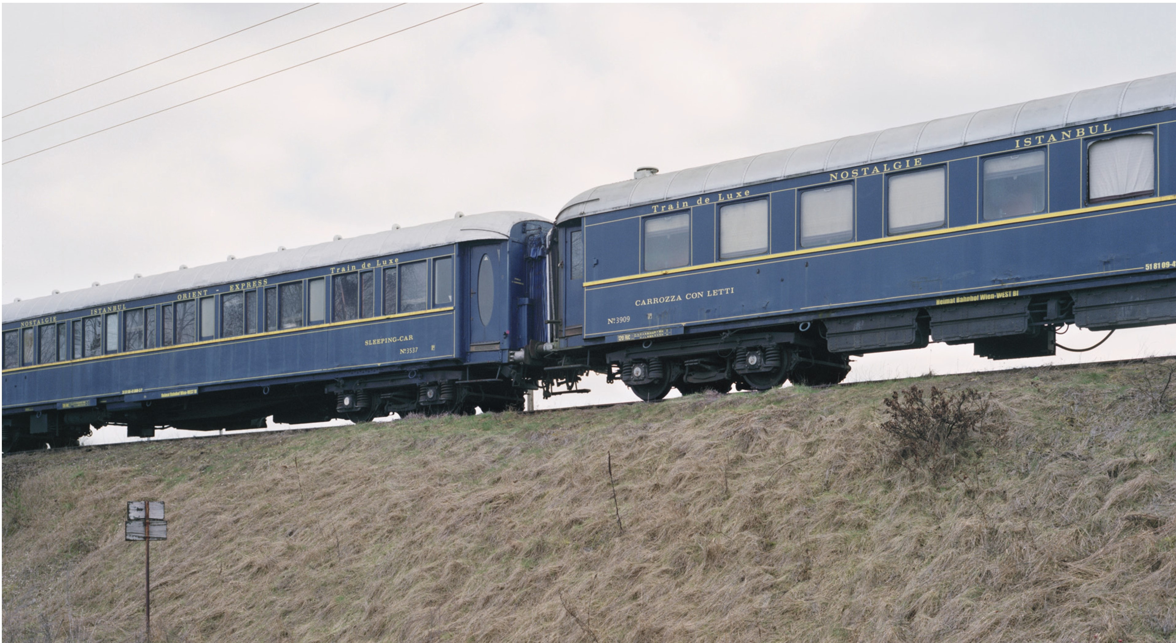 A imagem mostra um trem azul antigo