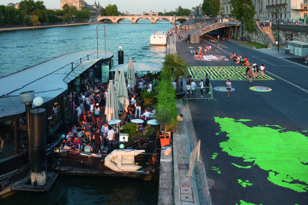 Bar flutuante em Berges de Seine, Paris, França
