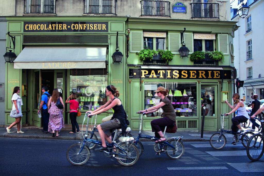 Ciclistas em Saint-Germain-des-Pres, Paris, França