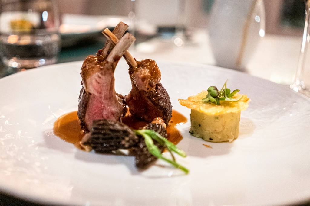 Prato com dias costeletas de cordeiro, batatas e legumes