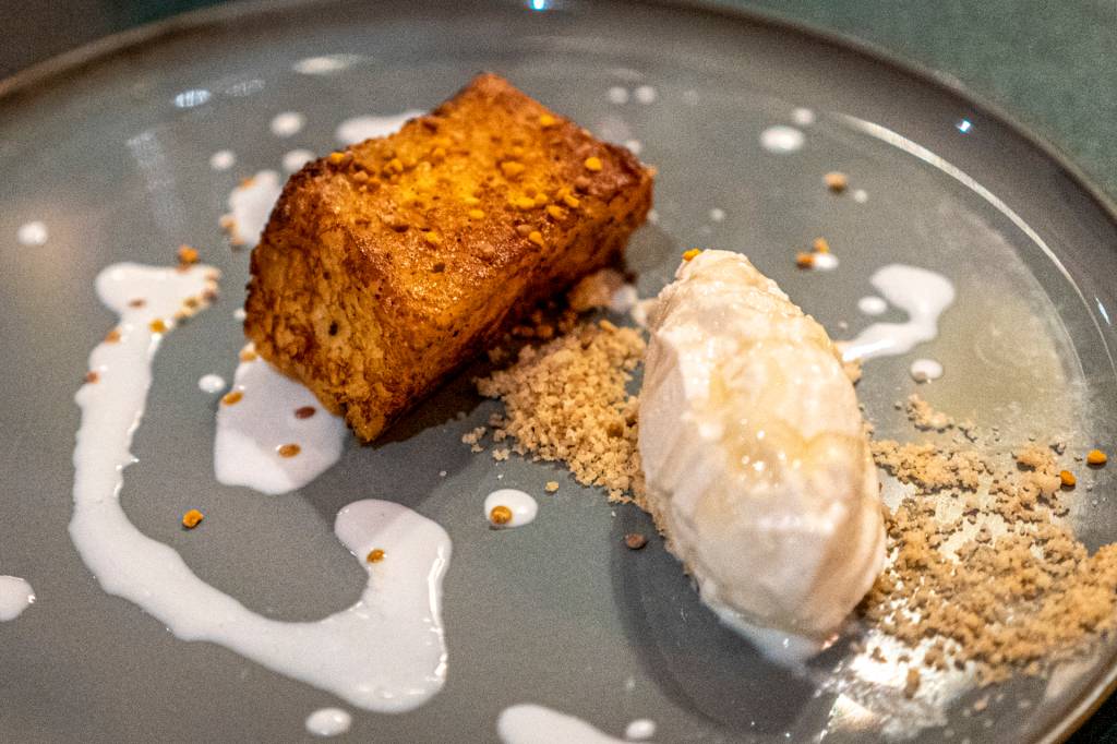 Uma rabanada e uma bola de sorvete servidos como sobremesa no restaurante Orangerie