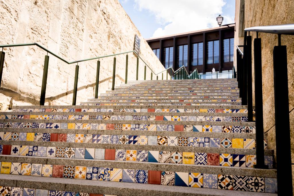 Escada com os degraus coloridos por azulejos