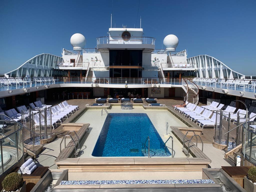 A piscina do Marina completamente vazia na parada em Riga, em pleno verão