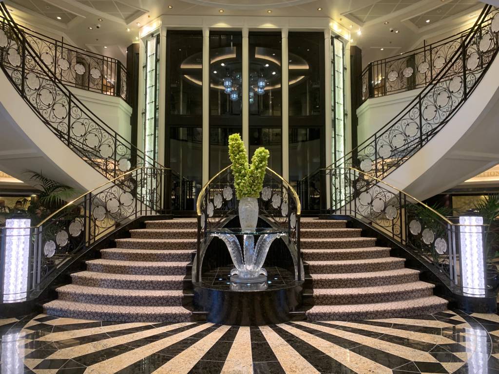 A escadaria do lobby diz o que está por vir: luxo à moda antiga