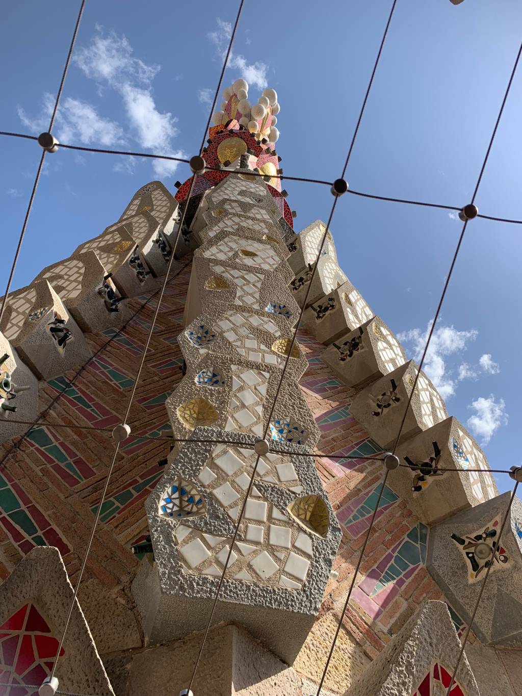 Detalhes do alto da igreja, vistos do mirante da torre