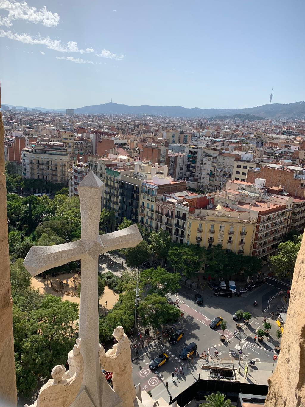 Uma das cruzes, vista da torre