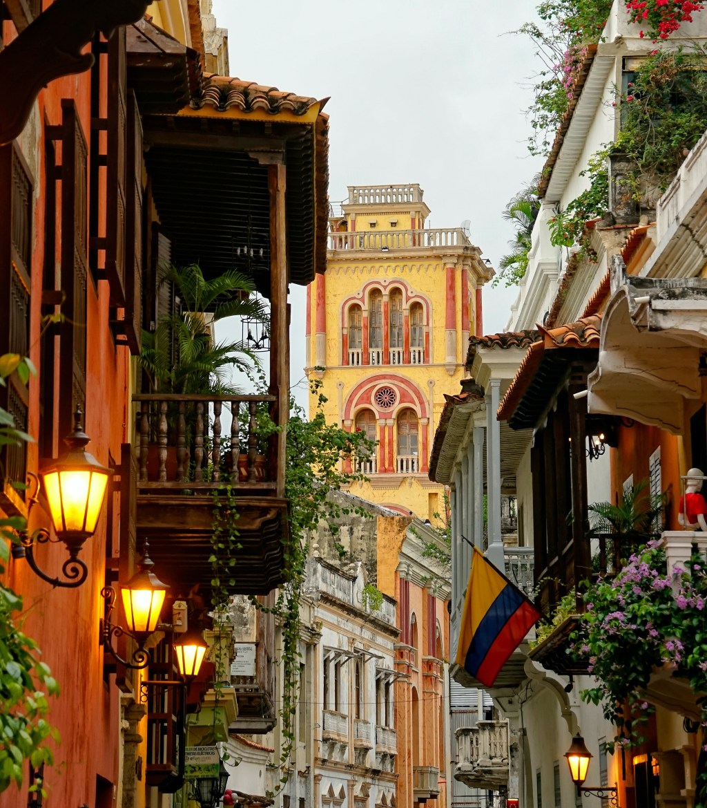 A imagem mostra uma rua de prédios históricos com cores vibrantes