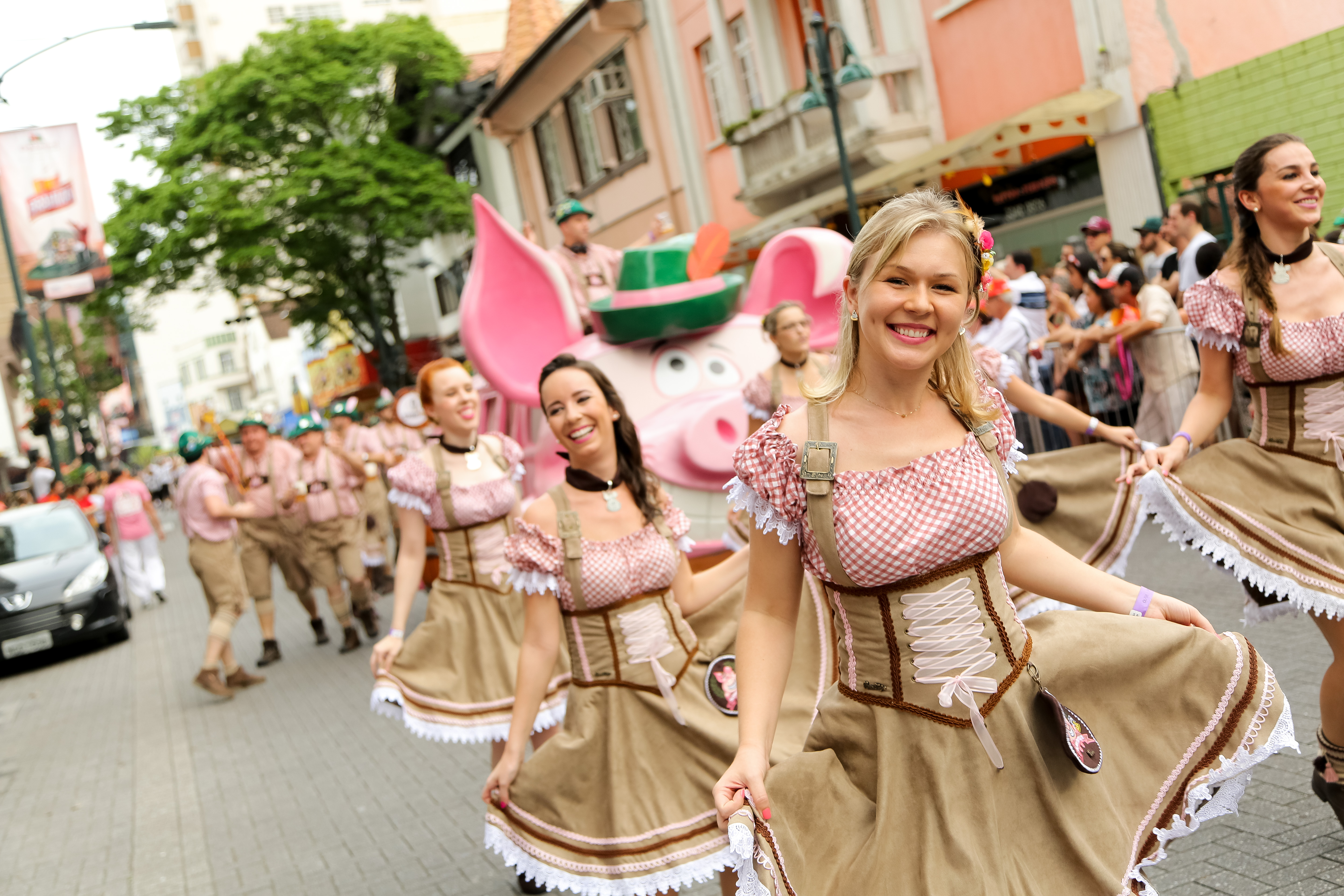A imagem mostra mulheres com roupas típicas alemãs