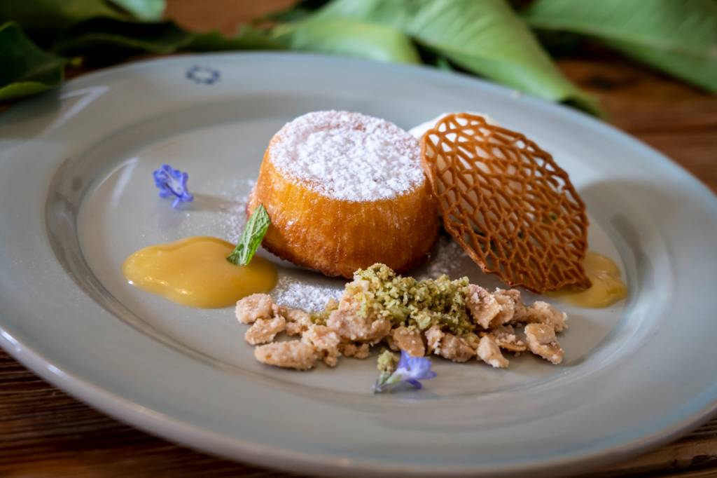 Sobremesa com petit gâteau decorada com pequenas flores roxas