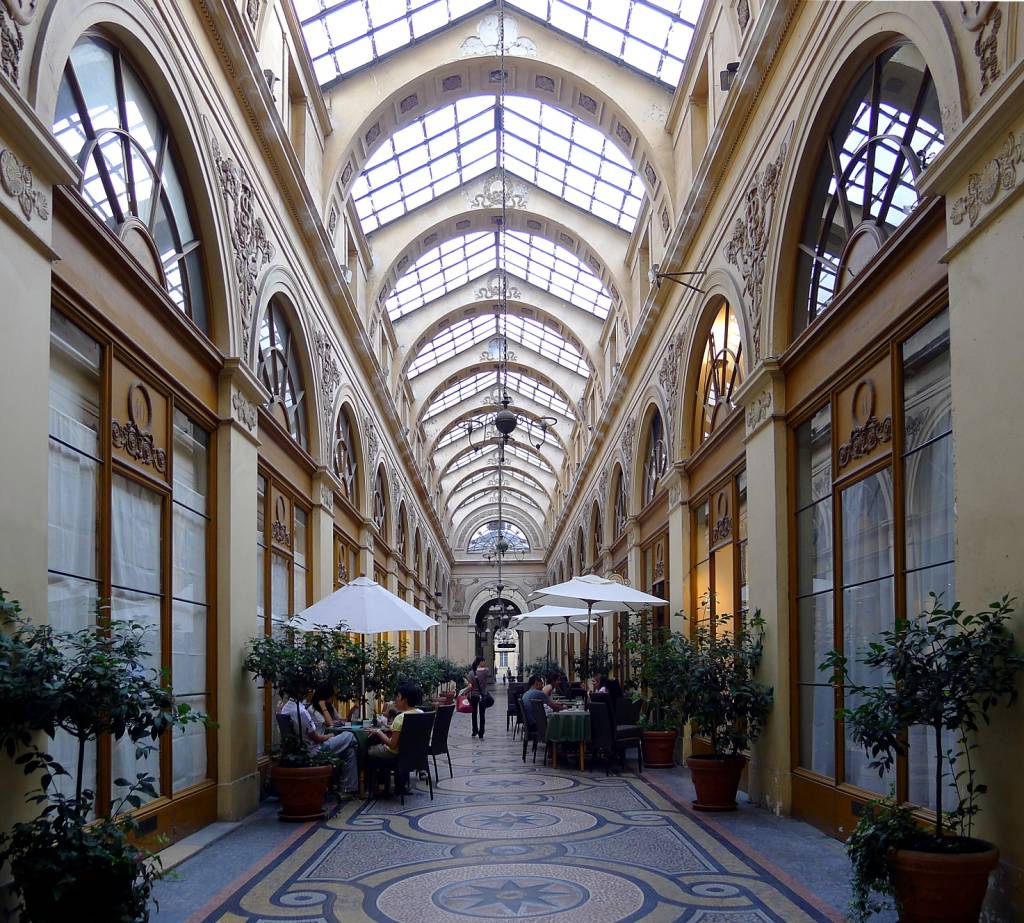 Galerie Vivienne, Paris, França A fotografia colorida mostra a entrada de uma passage francesa