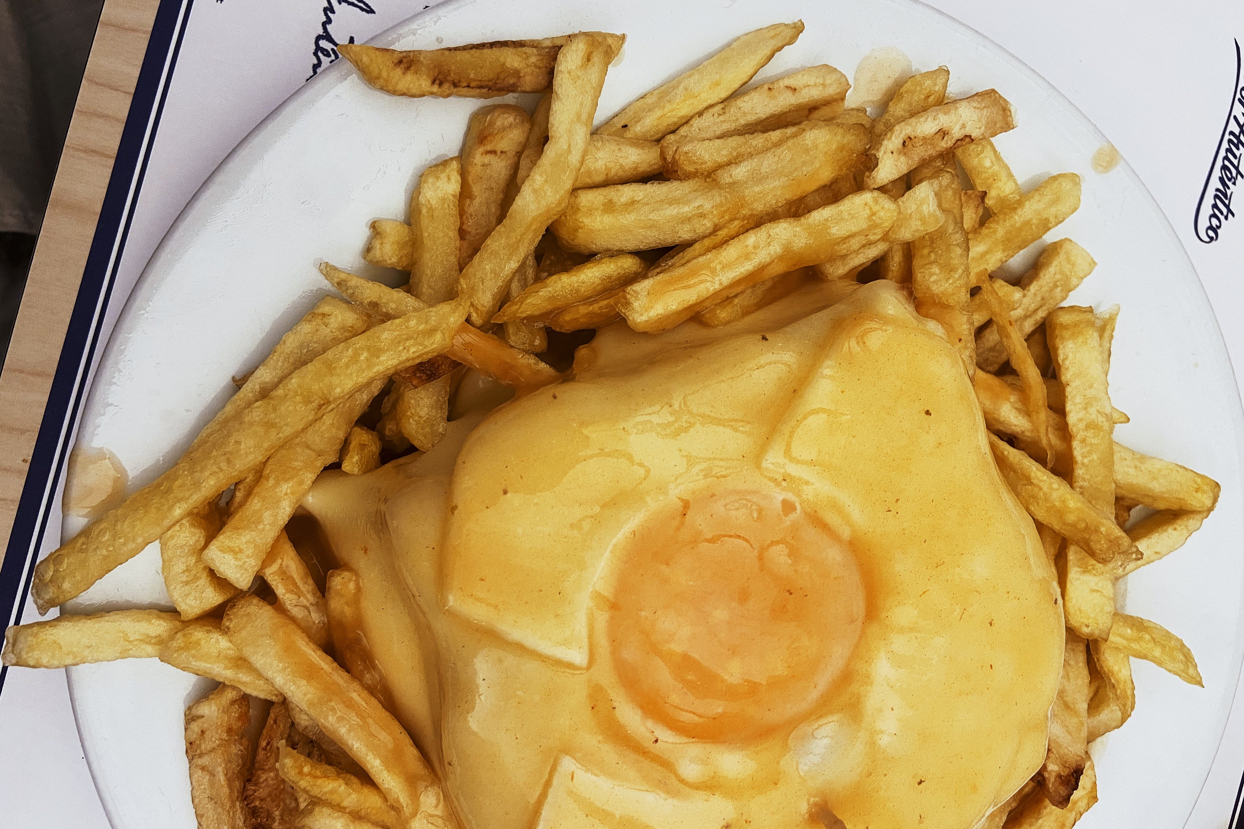 Francesinha: onde comer o sanduíche que é a alma do Porto